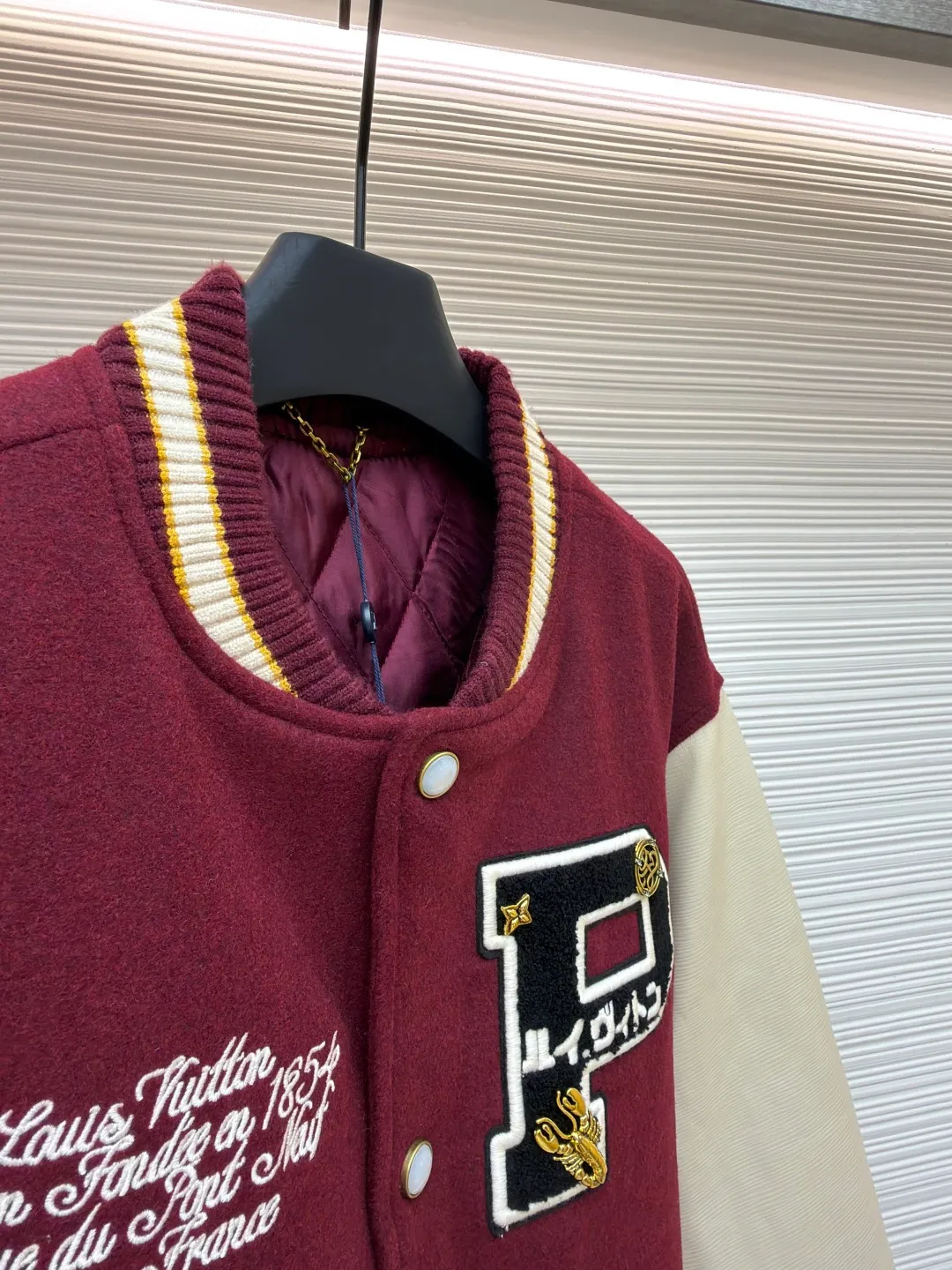 LOUIS VUITTON Nigo joint leather Australian wool burgundy baseball jersey ●Original version: purchased and developed for 64000 ●Item number: 1681641-G45 ●Fabric: all wool fabric ●Technology: cross-cut embossed production ●Color: burgundy ●Version: fitted version ●Weight: about 1555 grams ●Size: 50-52-54-56 ●Description: Original counter 6.4w purchased Nigo's second season hot item The national limited edition is also made of all-wool fabrics custom-dyed. Cross-grain genuine cowhide is custom-made. Badge pattern embroidery is being patterned. Many decorative hardware are secretly developed. Exclusive to the entire network, exclusive custom-woven and dyed 900G Australian pure wool fabric. Genuine cowhide horizontal-grain splicing sleeves. Matching wool contrast ribs. Custom patch badge embroidery. Nigo's exclusive hardware accessories are molded and customized. The inner lining is composite quilted cotton and sewn. Heavy-duty items are exclusively manufactured. The overall wiring is straight and delicate, the fabric is comfortable and soft, and the color is consistent without color difference. It can be matched with the same style to create a fashionable look and control various occasions. Customized accessories, complete with three standards, same style for men and women!